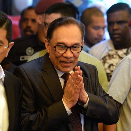THE POLITICAL DRAMA IN MALAYSIA. PRIME MINISTER MAHATHIR MOHAMAD SAID: "IN THE PAST IT WAS SAID THAT I PUT ANWAR IBRAHIM IN PRISON ".NOW I HAVE FREED HIM.ANWAR WAS ONCE HIS DEPUTY PRIME MINISTER DURING HIS FIRST STINT AS PRIME MINISTER,BEFORE HE WAS SACKED IN 1998 AND LATER IMPRISONED FOR SODOMY AND CORRUPTION.