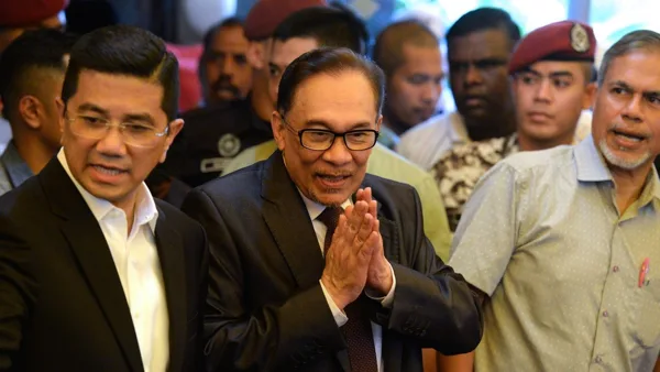 THE POLITICAL DRAMA IN MALAYSIA. PRIME MINISTER MAHATHIR MOHAMAD SAID: "IN THE PAST IT WAS SAID THAT I PUT ANWAR IBRAHIM IN PRISON ".NOW I HAVE FREED HIM.ANWAR WAS ONCE HIS DEPUTY PRIME MINISTER DURING HIS FIRST STINT AS PRIME MINISTER,BEFORE HE WAS SACKED IN 1998 AND LATER IMPRISONED FOR SODOMY AND CORRUPTION.