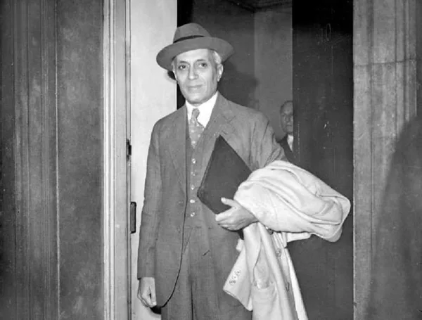 JAWAHARLAL NEHRU (1889-1964) INDIA'S THE FIRST PRIME MINISTER AND MAHATMA GANDHI'S TRUSTED ALLY.HE'S CONSIDERED TO BE THE ARCHITECT TO THE MODERN INDIAN NATION STATE:A SOVEREIGN,SOCIALIST,AND DEMOCRATIC REPUBLIC.