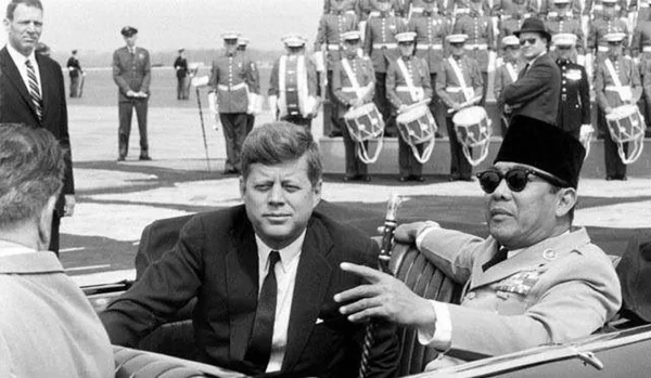 PRESIDENT SUKARNO WAS INDONESIA'S THE FIRST PRESIDENT (1901 1970), A FAMOUS CHARISMATIC LEADERSHIP.HE HAS MET PRESIDENT JOHN F KENNEDY IN 1961. SUKARNO WAS A SYMBOL OF INDEPENDENCE AND NATIONAL UNITY FOR INDONESIA. FROM 1950 1957 INDONESIA WAS A LIBERAL DEMOCRACY HOWEVER AS YOUNG NATION PLAGUED WITH TURBULENCE AND SEPARATISM.