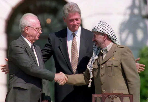 THE ARAB - ISRAEL PEACE PROCESS AT CAMP DAVID ,THE COUNTRY RETREAT OF AMERICAN PRESIDENT BILL CLINTON.PALESTINIAN THE YASIR ARAFAT - ISRAELI JITZCHAK RABIN HANDSHAKE.THE PALESTINIANS GAINED ACCEPTANCE AS AN INDEPENDENT NEGOTIATING PARTNER WITH ISRAEL.THE OSLO PROCESS,WHICH SECURED THAT ACCEPTANCE ,DID NOT BRING ABOUT A PERMANENT SETTLEMENT OF THE ISRAELI - PALESTINIAN CONFLICT.
