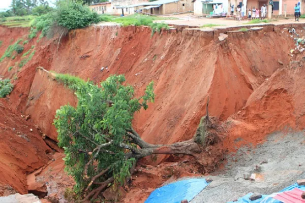 HOW DOES EROSION HAPPEN?WHAT IS WATER EROSION ? SNOW AS CAUSE OF SOIL EROSION.LANDSLIDES,M